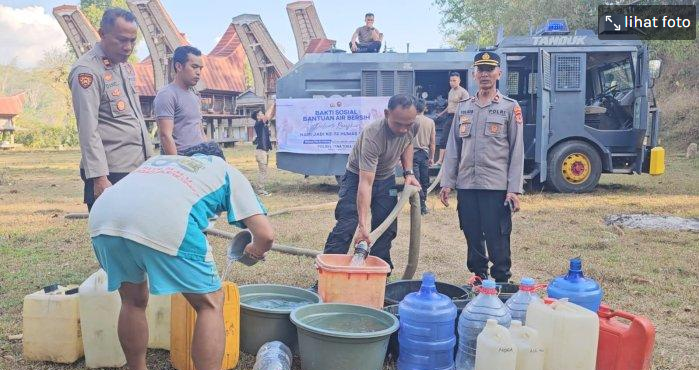 Polres Tana Toraja Kerahkan Water Canon Bagikan Air Bersih ke Warga Sangalla